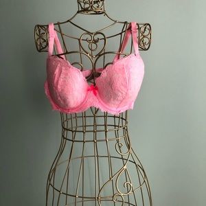 Victoria’s Secret :: pink bra 36C
